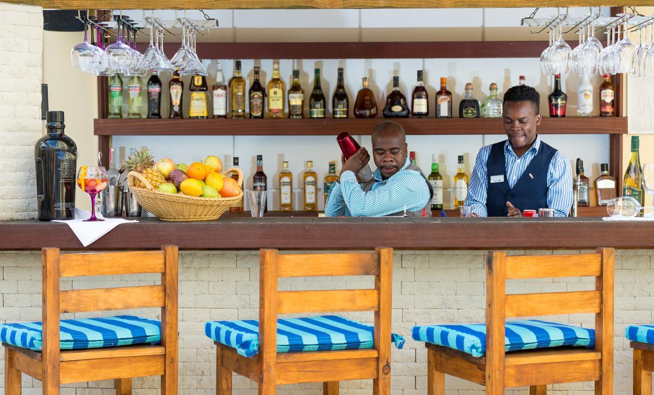Hotel Le Vendome Кейптаун Экстерьер фото A bar in Kenya